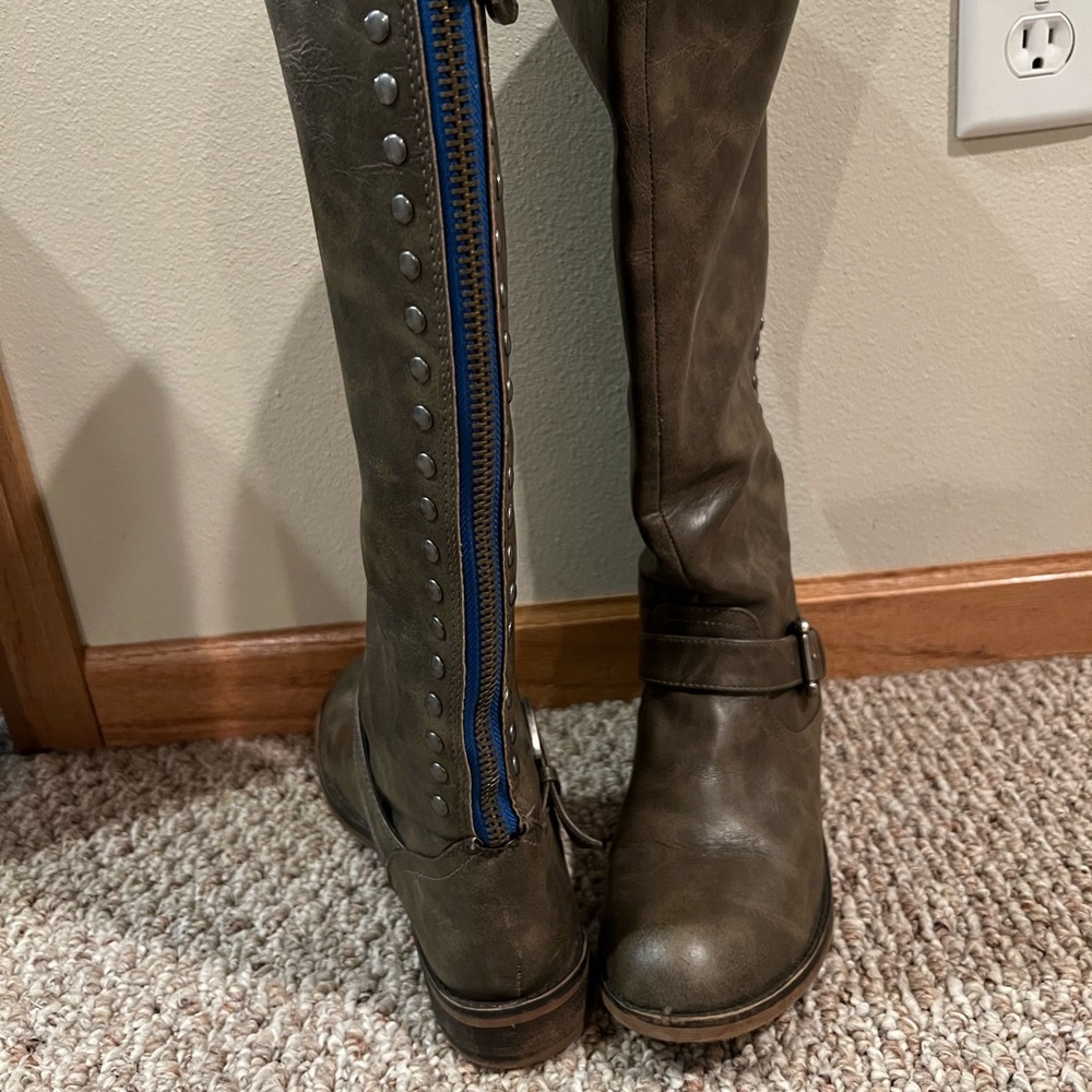 Boots - Picture 2 of 3